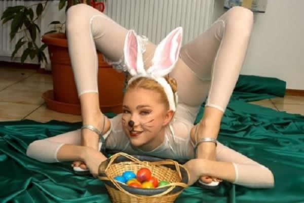 Милые девушки в сексуальных костюмах пасхальных кроликов страстно шалят на столе
